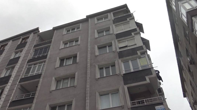 Avcılar'da kolonlarında çatlaklar olan 6 katlı apartman kontrollü yıkıldı - Resim: 1